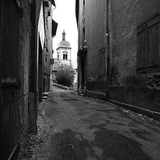 Façade orientale sur la rue du Pont d'Asfeld. Porte d'entrée du vestibule. Au fond, la chapelle des Pénitents.