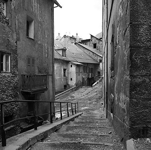 Rue de Roche : pas d'âne le long de la façade occidentale.