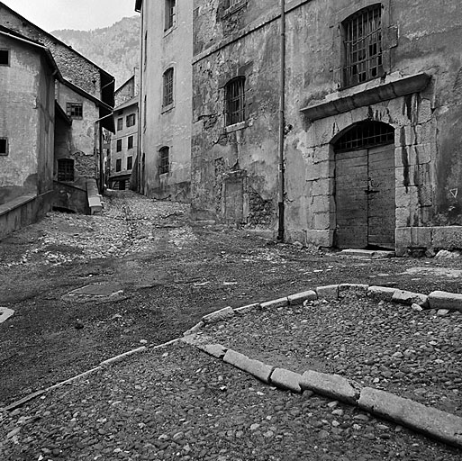 Façade ouest sur la rue Roche. A droite, porte de la cage d'escalier (deuxième sous-sol).