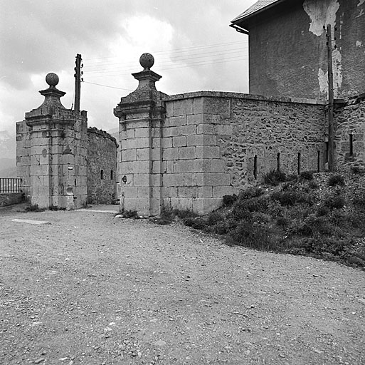 Porte du pont d'Asfeld (89 du plan). Vue extérieure.