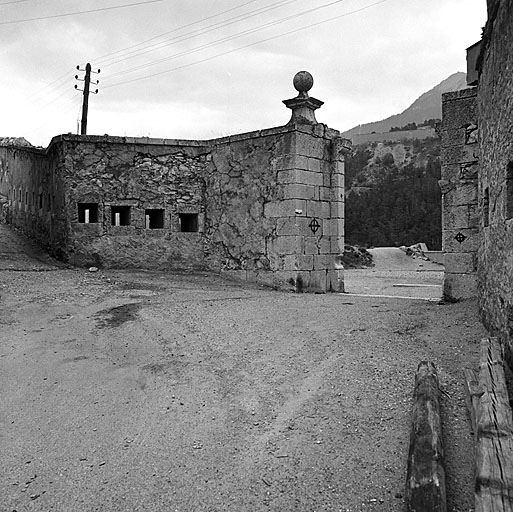 Porte du pont d'Asfeld (89 du plan). Vue intérieure.