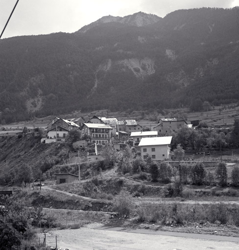 L'Envers du Fontenil. Vue de situation du hameau prise de l'église du Fontenil. ; Vue de situation du hameau prise de l'église du Fontenil.