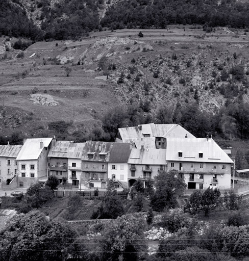 Ensemble principal des maisons alignées. Vue d'ensemble panoramique prise du sud.