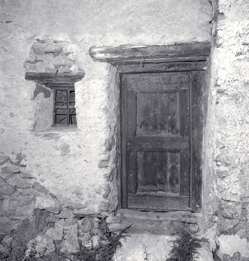 Le Serre. Ferme parcelle 732. Façade sud. Partie ouest. Porte et fenestron.
