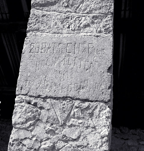 Hangar nord. Troisime pilier. Plaque gravée portant l'inscription de fondation (1913).
