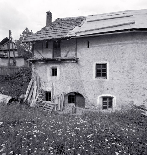 Pra Premier. Ferme parcelles 448-449. Partie ouest. Façade antérieure sud. La porte d'entrée de la "court" a été rétrécie pour aménager une fenêtre.