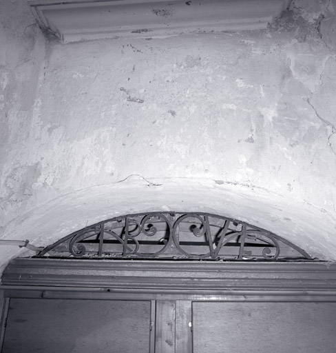 Pra Premier. Maison parcelle 419. Façade antérieure sud. Porte d'entrée. Imposte en fer forgé avec les initiales I B V E.