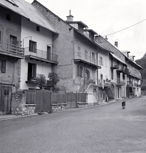 Maisons 314 à 303. Vue en enfilade des façades prise de l'est.