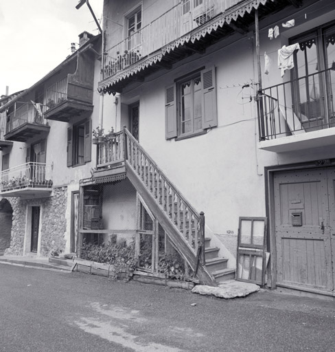 Maison 303. Façade antérieure sud. Escalier extérieur desservant l'habitation. ; Le Fontenil. Parcelle 303. Façade antérieure sud. Escalier extérieur desservant l'habitation.