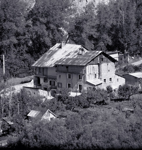 Vue de volume prise de l'Envers du Fontenil : façades antérieures. ; Le Fontenil. Parcelle 269-270-271. Vue de volume prise de l'Envers du Fontenil. Façades antérieures.