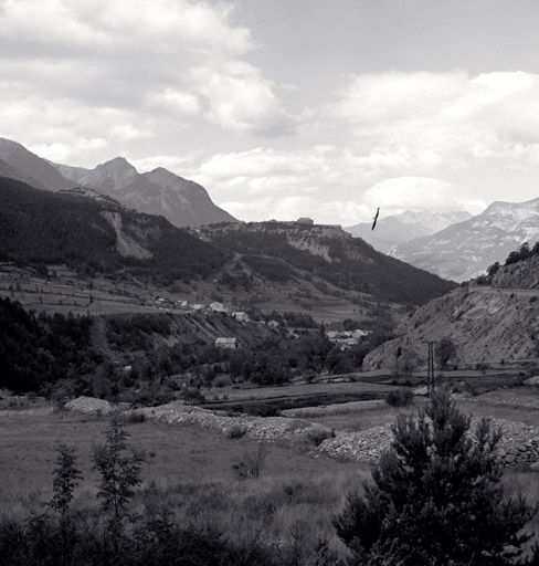 Vue de situation éloignée prise du nord. A gauche, l'Envers du Fontenil. A droite, le Fontenil, masqué par les arbres. ; Vue de situation éloignée prise du nord. A gauche, l'Enversdu Fontenil, à droite, le Fontenil est masque par les arbres.