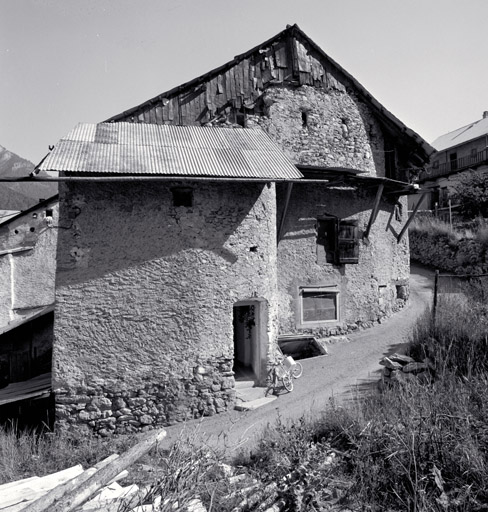 Maison 717. Vue d'ensemble prise du sud. L'aile en rssaut correspond à l'habitation.