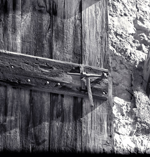 Maison 717. Façade sud. Contrevent. Détail du loquet.