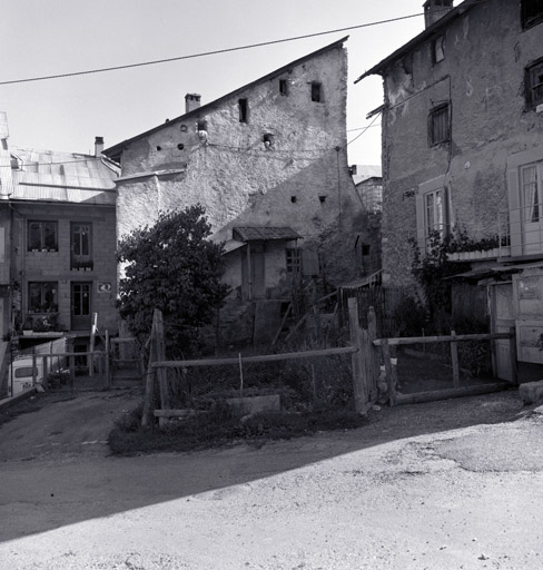Maison 721. Pignon sud. Noter les différents trous d'aération bricolés dans le haut du mur. ; L'Envers du Fontenil. Parcelle 721. Pignon sud. Noter les différents trous d'aération bricolés dans le haut du mur.