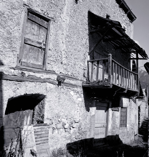 Maison 721-722. Façade est. A gauche, porte haute de la grange, à droite, l'habitation. ; L'Envers du Fontenil. Parcelle 721-722. Façade est. Vue de volume. A gauche, porte haute de la grange ; à droite, l'habitation.