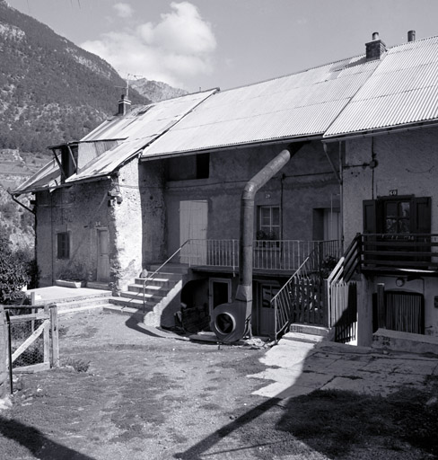 Maison 727-728. Façades antérieures sud. La disposition est semblable à celle des maisons du Fontenil : étables en bas, habitation séparée au-dessus. ; L'Envers du Fontenil. Parcelle 727-728. Façades antérieures sud. Etables en bas, habitation séparée au-dessus.