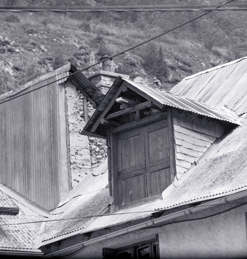 Maison 326. Façade ouest. Porte de la grange située dans le comble. ; Le Fontenil. Parcelle 326. Façade ouest. Porte de grange située dans le comble.