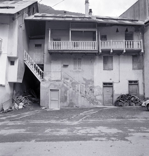 Maisons 331-330. Façade antérieure sud. A gauche, entrée du passage couvert donnant accès aux granges, côté nord. ; Le Fontenil. Parcelle 331-330. Façade antérieure sud. A gauche, entrée du passage couvert donnant accès aux granges, côté nord.