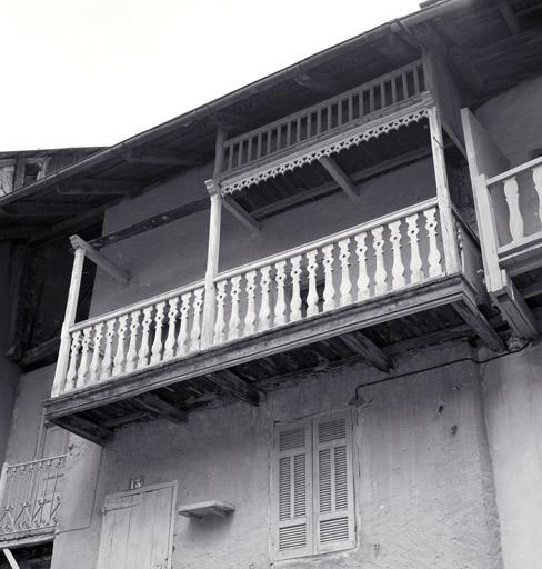 Détail du balcon du deuxième étage.
