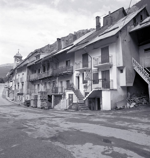 Maisons 341 à 332. Vue en enfilade vers l'ouest.