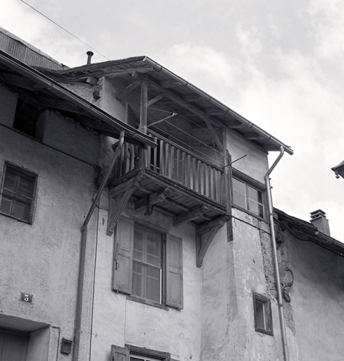 Façade antérieure sud. Quatrième niveau. Balcon. ; Le Fontenil. Parcelle 343. Façade sud. Quatrième niveau. Balcon.