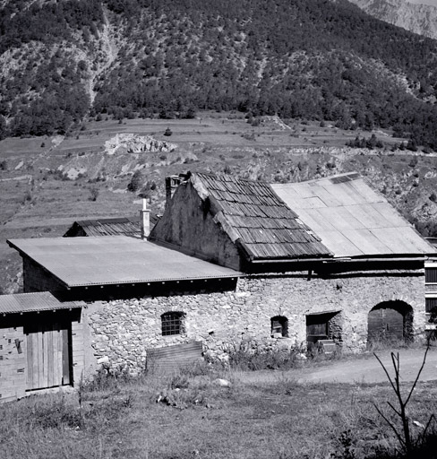 Maison 688-690. Vue d'ensemble prise du sud. La porte rectangulaire et la porte en anse de panier ouvrent sur deux parties séparées de la maison. ; L'Envers du Fontenil. Parcelle 688-690. Vue d'ensemble prise du sud. La porte rectangulaire et la porte en anse de panier ouvrent sur deux parties séparées de la maison.