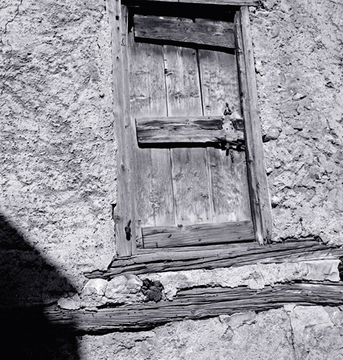 Maison 721-722. Façade est. Deuxième niveau. Porte de grange.