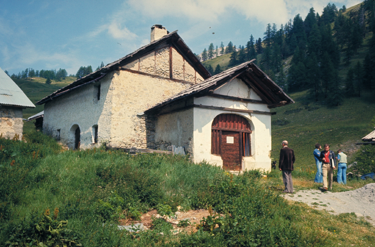 Vue d'ensemble prise du sud-est. ; Chalets de Granon. Chapelle saint-Roch. Vue d'ensemble prise du sud-ouest.