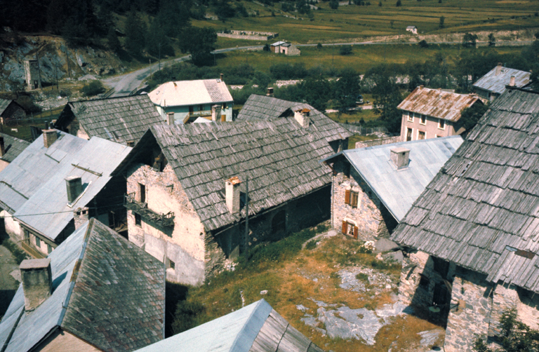Vue d'ensemble d'un groupe de maisons.