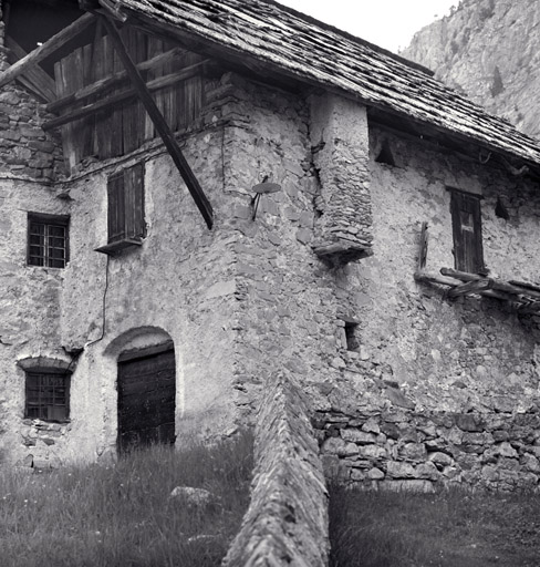 Ferme parcelle 1581. Façade est. Détail de la cheminée adossée portée par des consoles de bois.