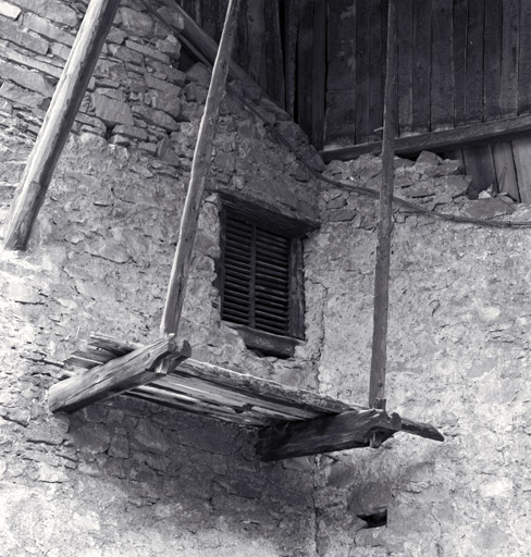 Ferme parcelle 1639. Retrait de l'entrée. Face sud. Fenêtre à volet à barreaux de bois.