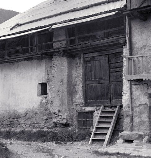 Ferme parcelle 1642. Façade est. Entrée de la grange et cheminée adossée.