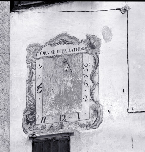 Ferme parcelle 1642. Façade antérieure sud. Cadran solaire peint daté 1889.