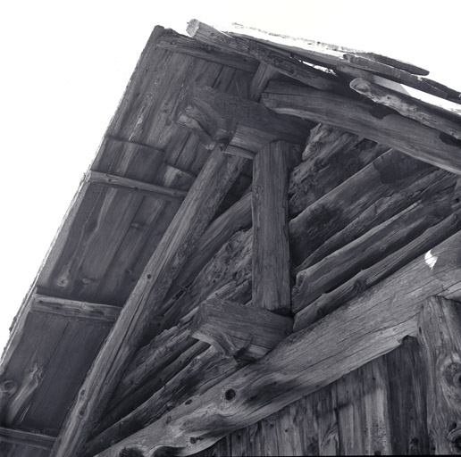 Pignon nord. Détail du sommet. Le Côté du faîtage porte la date gravée 1773.