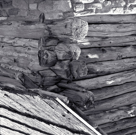 Angle nord-ouest. Assemblage en empilage à mi-bois.