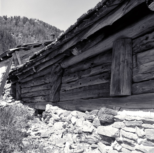 Côté est. Détail des poteaux de travées maintenant les poutres empilées.