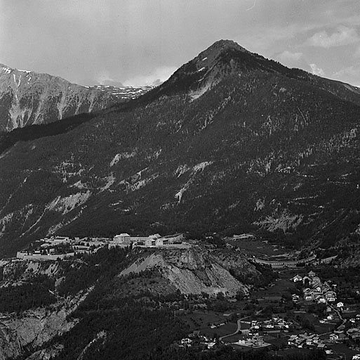 Vue lointaine prise de l'ouest. Au-dessus, sommet et fort de l'Infernet.