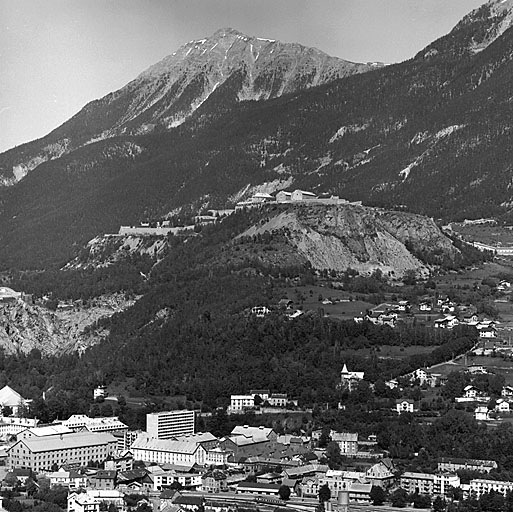 Vue de situation prise de l'ouest.