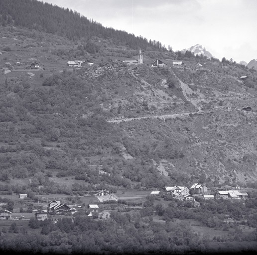 Vue de situation prise du sud-est. On distingue le vieux quartier du Caïre à gauche de l'église.