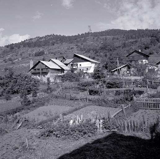 Vue d'ensemble de la partie préservée par les bombardements de 1944 prise de l'église.