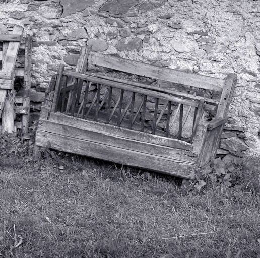 Ferme 370. Mangeoire. ; Parcelle 370. Mangeoire.