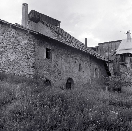 Ferme 372. Façade antérieure sud-est. Vue d'ensemble. ; Parcelle 372. Façade antérieure sud-est. Vue d'ensemble. "Court" centrale, étable et cuisine de part et d'autre.