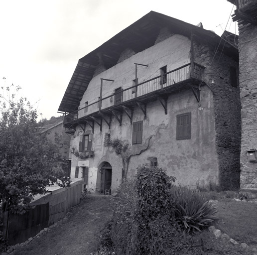 Le Pinet. Parcelle 194. Façade antérieure est. Vue d'ensemble.