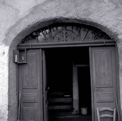 Le Pinet. Parcelle 194. Façade antérieure est. Porte de la "court". Imposte en fer forgé datée 1763 IM.