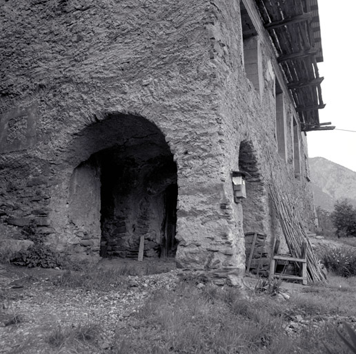 Le Pinet. Parcelle 195. "Court" ouverte à l'angle sud-est. Elle donne sur l'étable et l'escalier du logis.