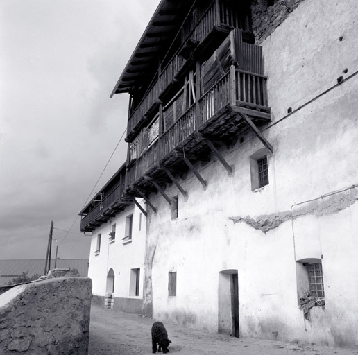 Le Pinet. Parcelles 207-208. Façades antérieures est. Vue d'ensemble.
