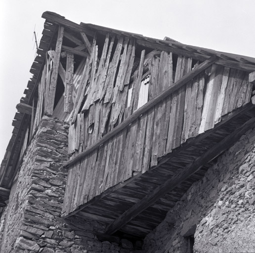 Le Pinet. Parcelle 210. Pignon est avec plan de grange en encorbellement.