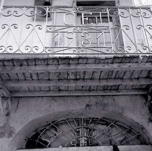 Le Pinet. Parcelle 225. Façade antérieure sud. Grille de balcon datée 1931 et imposte en fer forgé (porte de la "court") datée 1746/CE.