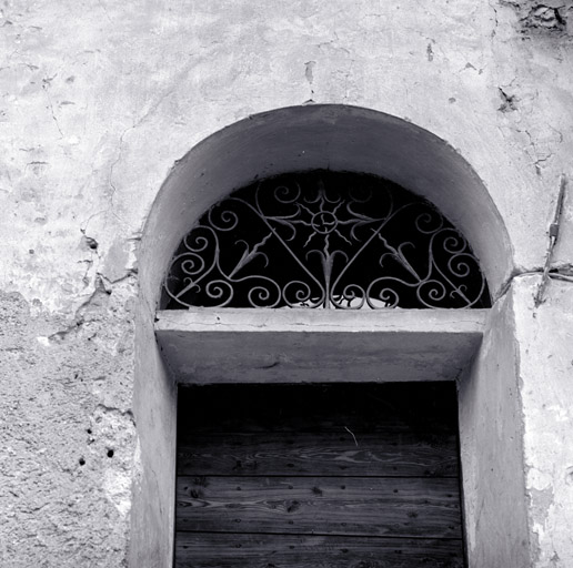 Le Pinet. Parcelle 676. Façade antérieure sud. Porte d'entrée. Imposte en fer forgé.