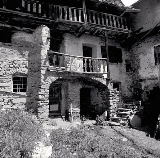 Puy-Richard. Parcelle 450. Façade antérieure sud. Accès groupés à l'extérieur dans l'angle des deux maisons.